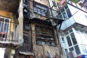 Bursa'da tarihi bina tehlike sa&ccedil;ıyor
