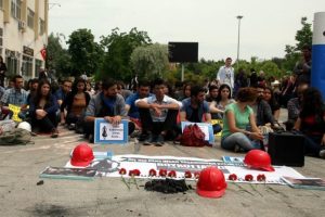 Bursa'da &ouml;ğrenciler maden faciasını protesto etti