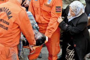 G&ouml;zler, &ouml;l&uuml;m ocağından &ccedil;ıkacak sedyelerde