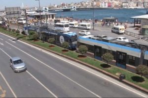 Tramvay, ışıklarda belediye otob&uuml;s&uuml; ile &ccedil;arpıştı