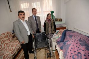 Hediye &ccedil;i&ccedil;ekler tekerlekli sandalyeye d&ouml;n&uuml;şt&uuml;