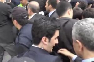 Başbakan'ın korumasından B&uuml;lent Arın&ccedil;'a fır&ccedil;a