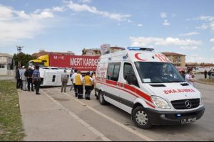 Minib&uuml;s TIR'la &ccedil;arpıştı: 14 yaralı