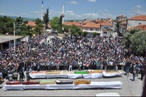 11 iş&ccedil;inin cenazesinde g&ouml;zyaşları sel olup aktı