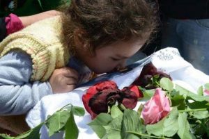 Minik Hira Nur, babasını &ouml;p&uuml;c&uuml;klerle uğurladı