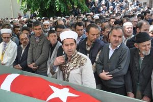 Madencinin namazını kardeşi kıldırdı