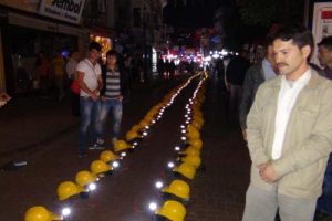 Soma şehitlerine baretli anma
