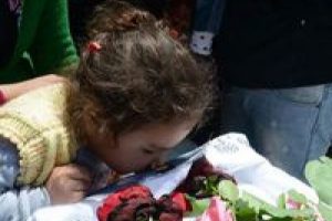Babasını &ouml;p&uuml;c&uuml;klerle son yolculuğuna uğurladı