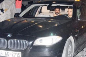 Emre Altuğ yeni arabasıyla g&ouml;r&uuml;nt&uuml;lendi...