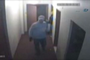 &Ouml;nce kameraya sonra polise yakalandılar