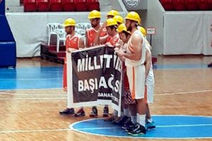 Basketbolcular sahaya baretle &ccedil;ıktılar