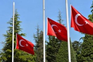 Bayraklar yeniden g&ouml;ndere &ccedil;ekildi
