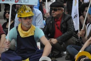 Soma'da &ouml;len madenciler i&ccedil;in y&uuml;r&uuml;d&uuml;ler