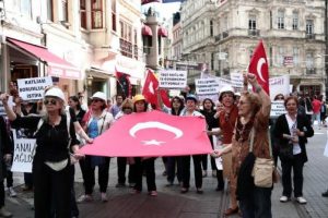 Kadınlar soma i&ccedil;in y&uuml;r&uuml;d&uuml;