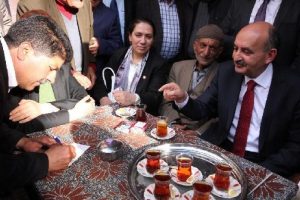 M&uuml;ezzinoğlu'ndan takım elbise s&ouml;z&uuml;