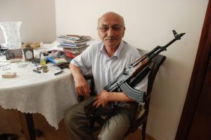 Turist olarak geldiği &uuml;lkede general oldu