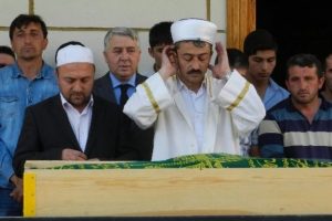 Belediye başkanı kardeşinin namazını kıldırdı