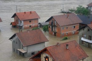 Bosna'da selden &ccedil;atılara &ccedil;ıkıp dağlara ka&ccedil;arak kurtuldular