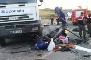 Otomobil adeta yok oldu: 5 &ouml;l&uuml;, 3 yaralı