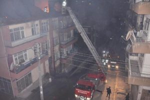 Yangın mahalleliyi sokağa d&ouml;kt&uuml;