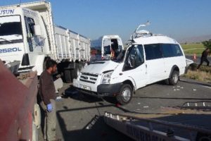 Taziyeden gelirken kaza kurbanı oldular: 3 &ouml;l&uuml;, 9 yaralı