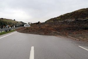 T&uuml;rk TIR'ları toprak altında kaldı!