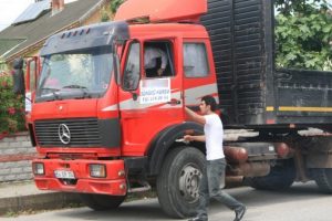 D&uuml;nya Şampiyonu ehliyet i&ccedil;in TIR kullandı