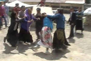 Dilenci kadınların bı&ccedil;aklı sopalı kavgası