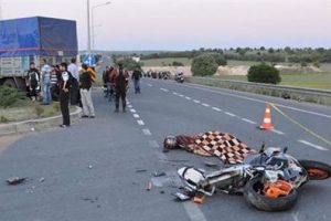 Baba ve oğul motosiklet kazasında &ouml;ld&uuml;