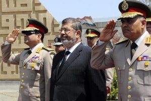 Sisi, Mursi'ye neden selam durduğunu a&ccedil;ıkladı