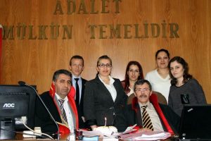 26 yılını ge&ccedil;irdiği k&uuml;rs&uuml;de kesilen pasta ile uğurlandı