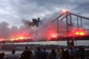 Taraftarlardan k&ouml;pr&uuml; &uuml;zerinde ateşli kutlama