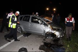 Ara&ccedil;tan su kanalına fırladı