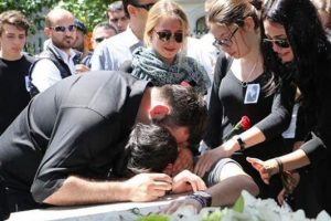 Alp Şen son yolculuğuna uğurlandı