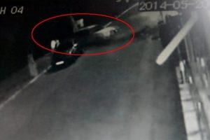 Otomobil iki genci de altına alarak denize u&ccedil;tu