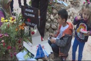 Mezar başında doğum g&uuml;n&uuml; kutlaması