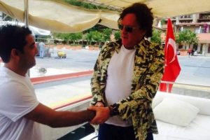 T&uuml;rk yemeklerini &ouml;ve &ouml;ve bitiremedi