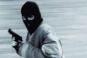 &Ccedil;arşaf giyerek banka aracını soymaya kalkıştı