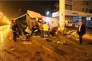 Cenaze d&ouml;n&uuml;ş&uuml; kaza: 4 &ouml;l&uuml;, 16 yaralı
