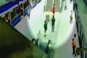 Metroda bı&ccedil;aklı saldırı: 4 &ouml;l&uuml;