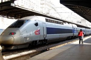 Hızlı tren perona sığmadı