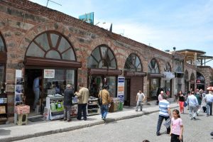 Ulucami Caddesi ihtişamlı g&uuml;nlerine geri d&ouml;n&uuml;yor