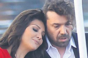 Sibel Can, Halil Sezai ile Kamera karşısında...