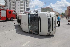 &Ouml;ğrenci servisiyle otomobil &ccedil;arpıştı: 9 yaralı