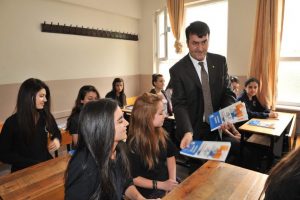 D&uuml;ndar'dan eğitime y&uuml;zde y&uuml;z destek