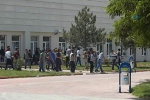 &Uuml;niversitede tehlikeli gerginlik: 12 yaralı, 30 g&ouml;zaltı