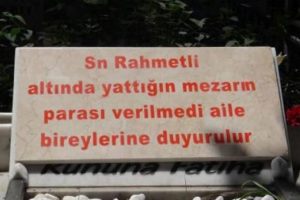 Yaptığı mezar taşına &ouml;yle bir şey yazdı ki...