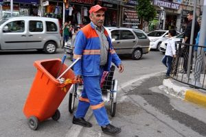 Yolu s&uuml;p&uuml;r&uuml;rken 1,5 kilogram altın buldu
