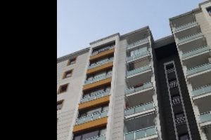2 yaşındaki &ccedil;ocuk 11'inci kattan d&uuml;şt&uuml;