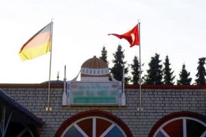 Alman istihbaratı camiye gidenleri fişledi